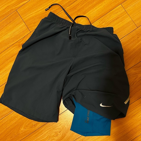 Nike Phenom 9” 2-in-1 Running Shorts - Picture 2 of 3